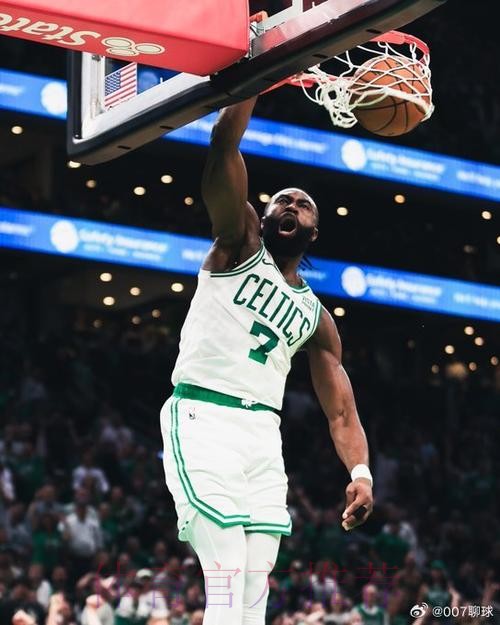 杰伦-布朗翻身跳投弹出篮框，凯尔特人103-104不敌活塞